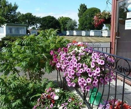Copthorne Caravans Hotel Merston Esterno foto