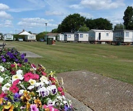 Copthorne Caravans Hotel Merston Esterno foto