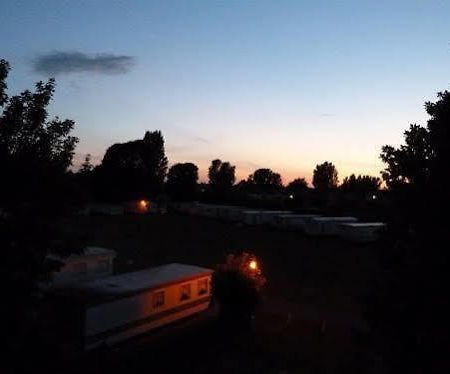 Copthorne Caravans Hotel Merston Esterno foto
