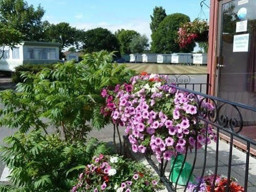 Copthorne Caravans Hotel Merston Esterno foto