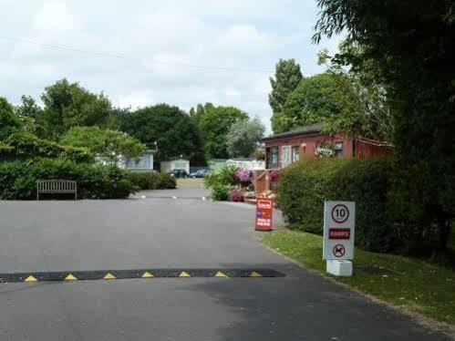 Copthorne Caravans Hotel Merston Esterno foto