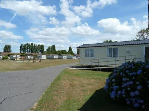 Copthorne Caravans Hotel Merston Esterno foto