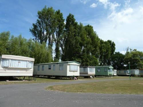 Copthorne Caravans Hotel Merston Esterno foto