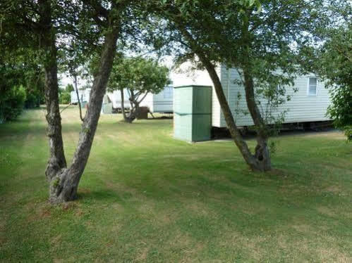 Copthorne Caravans Hotel Merston Esterno foto