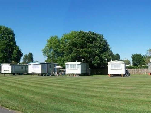 Copthorne Caravans Hotel Merston Esterno foto