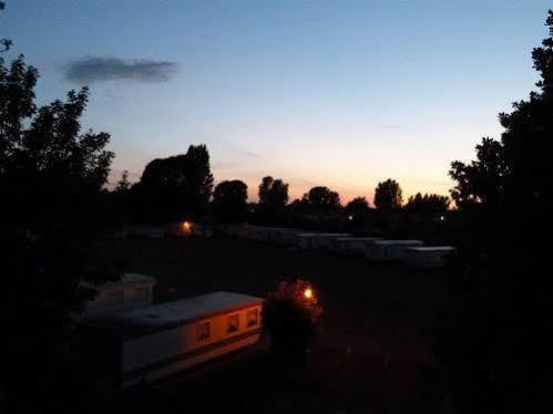Copthorne Caravans Hotel Merston Esterno foto